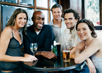 Gruppe von Menschen im Restaurant