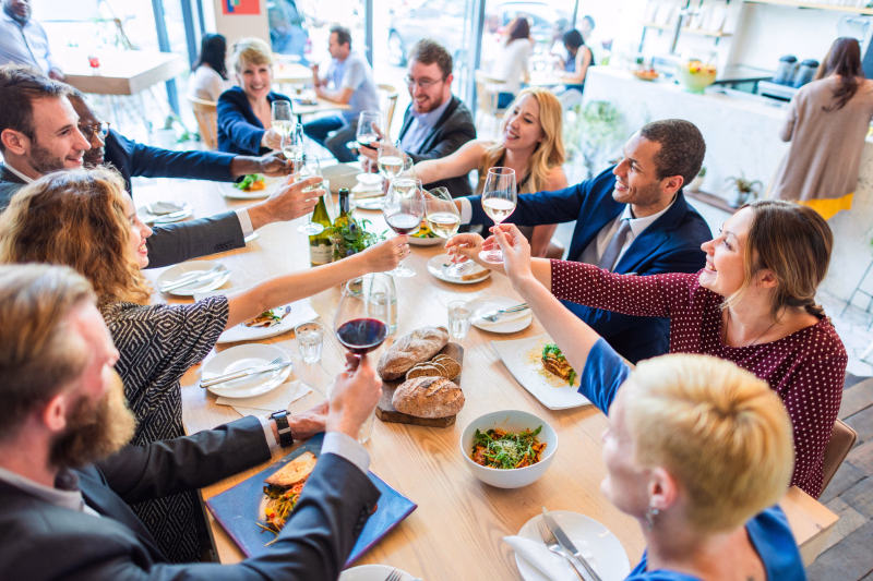 Gruppe von Menschen im Restaurant